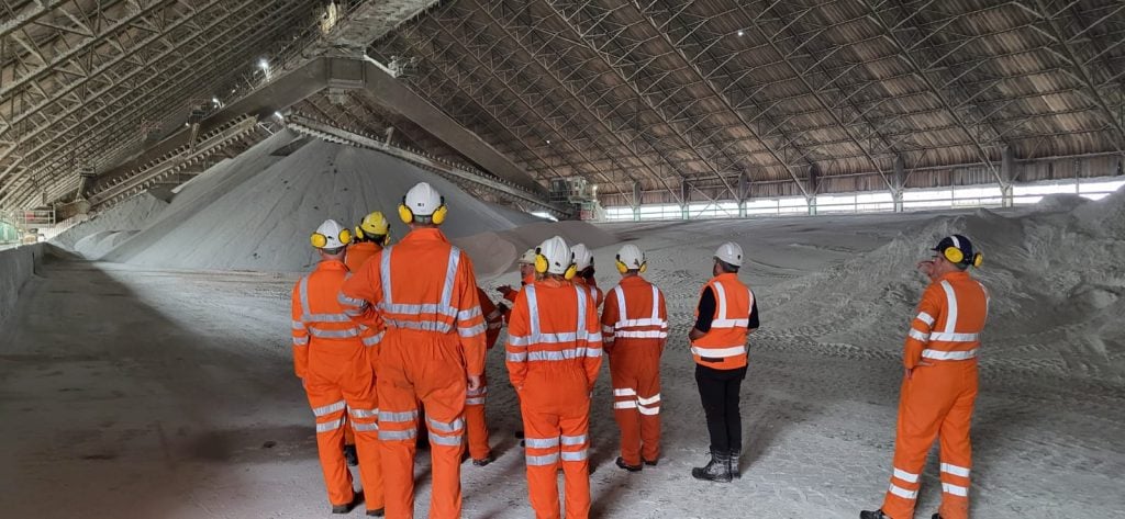 De winning van Polyhalite, een zeldzaam natuurlijk mineraal dat vier essentiële voedingsstoffen combineert in één korrel.